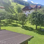 Groassehof Haus Gstrein 公寓